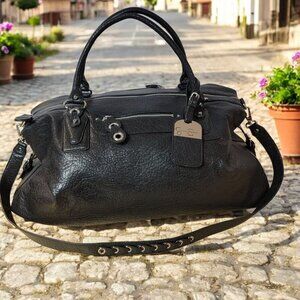 Jessica Simpson Travel Bag in Luxe Faux Leather - Jet Setter's Dream